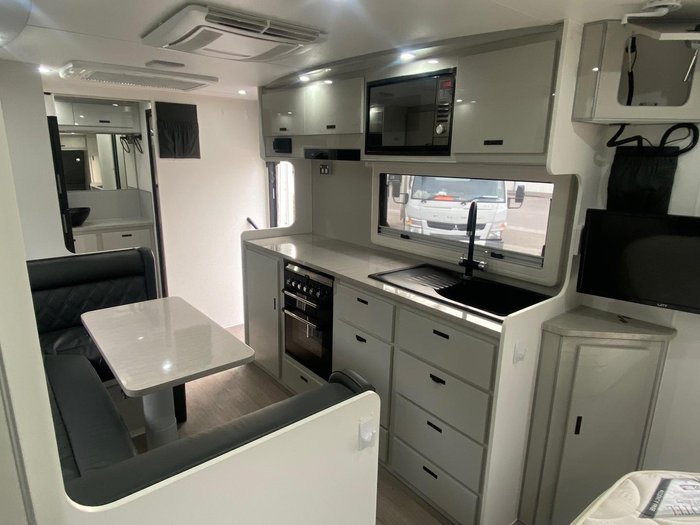 2023 JB Caravans 20'6 Dirt Road Xtreme Side Club