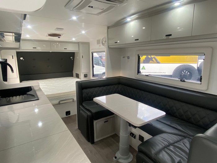 2023 JB Caravans 20'6 Dirt Road Xtreme Side Club