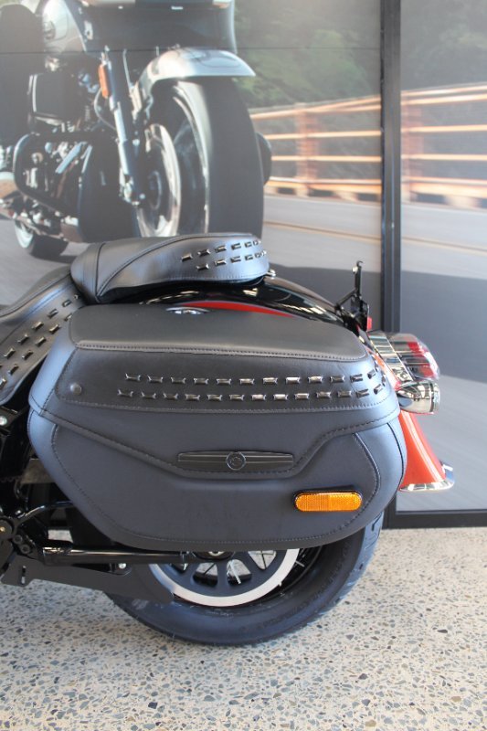 2025 Harley-davidson FLHC HERITAGE CLASSIC (117) WHISKEY FIRE