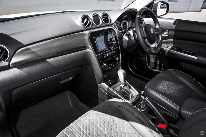 2023 Suzuki Vitara Turbo Shadow