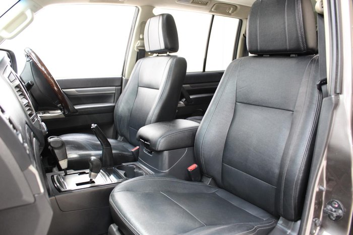 2015 Mitsubishi Pajero Exceed