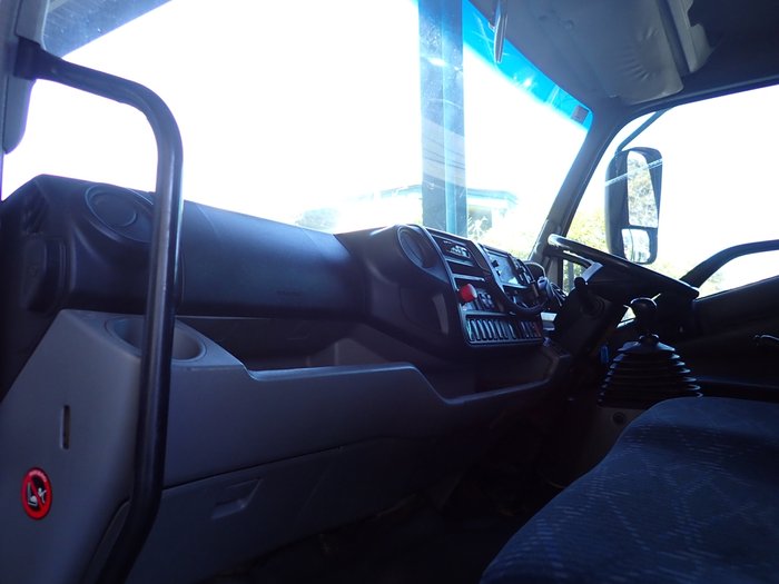 2018 HINO DUTRO 817 WHITE