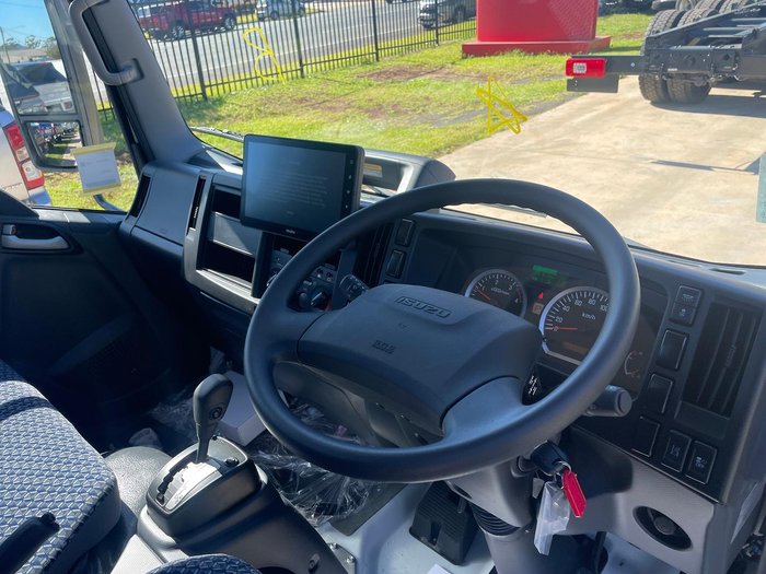 2025 Isuzu Nlr 45-150 AMT SWB