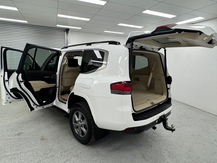 2022 Toyota Landcruiser Sahara FJA300R 4X4 Dual Range Glacier White