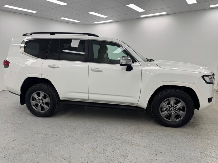 2022 Toyota Landcruiser Sahara FJA300R 4X4 Dual Range Glacier White