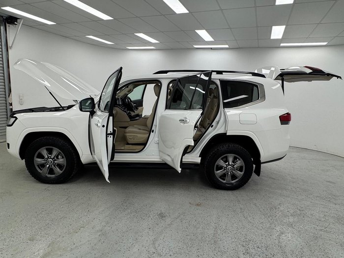 2022 Toyota Landcruiser Sahara FJA300R 4X4 Dual Range Glacier White