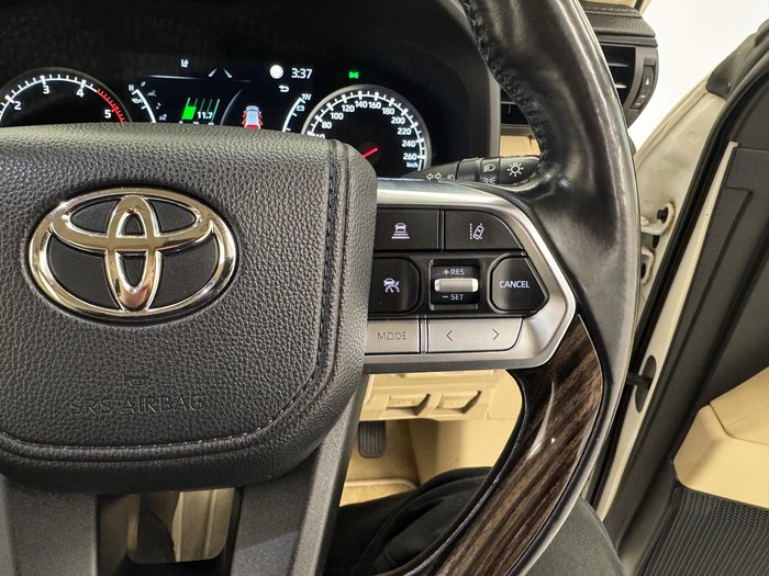 2022 Toyota Landcruiser Sahara FJA300R 4X4 Dual Range Glacier White