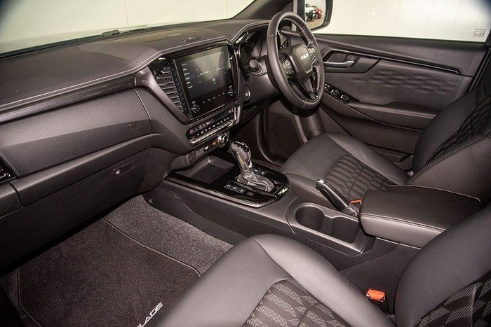 2025 Isuzu D-MAX BLADE