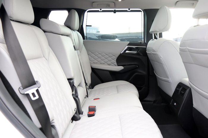 2023 Mitsubishi Outlander Exceed