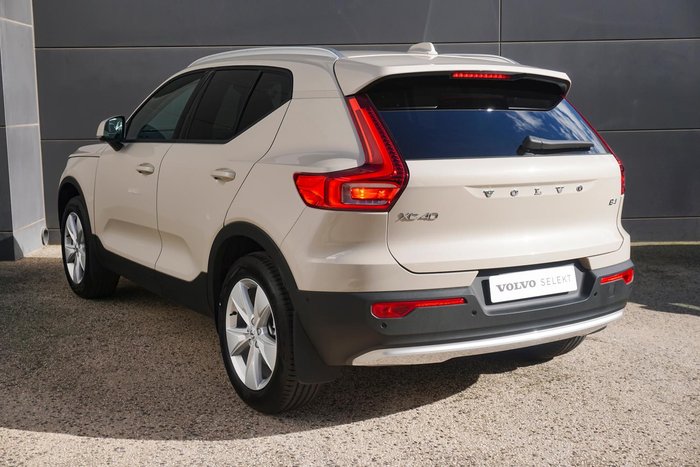 2025 Volvo XC40 Plus B4