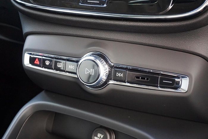 2025 Volvo XC40 Plus B4