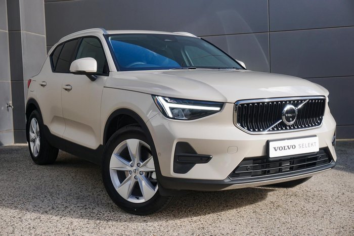 2025 Volvo XC40 Plus B4