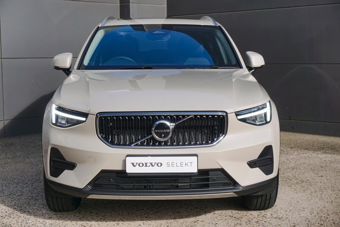 2025 Volvo XC40 Plus B4