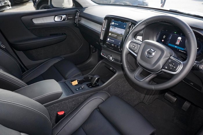 2025 Volvo XC40 Plus B4