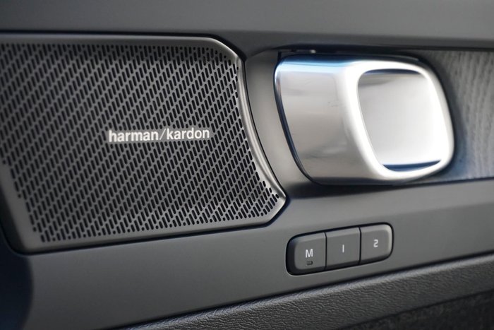2025 Volvo XC40 Plus B4