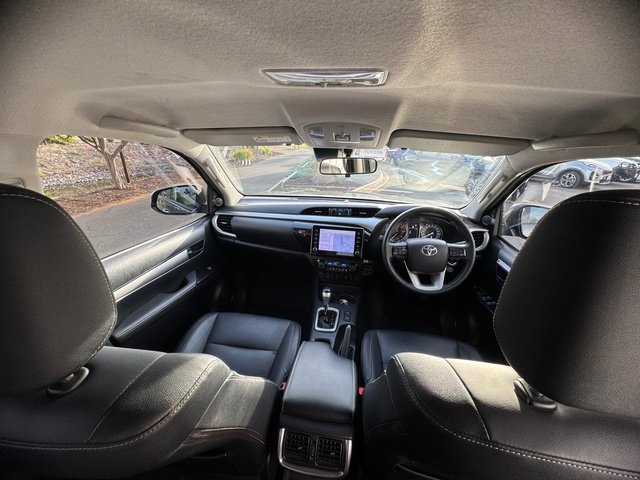 2022 TOYOTA HILUX SR5 + PREMIUM INTERIOR (4X4)