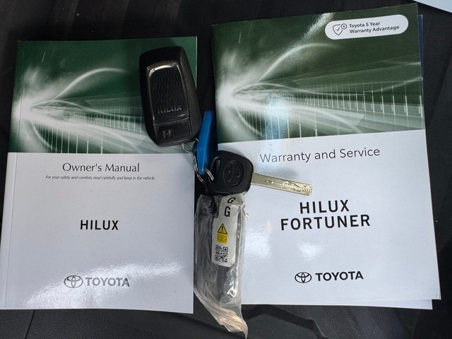 2022 TOYOTA HILUX SR5 + PREMIUM INTERIOR (4X4)