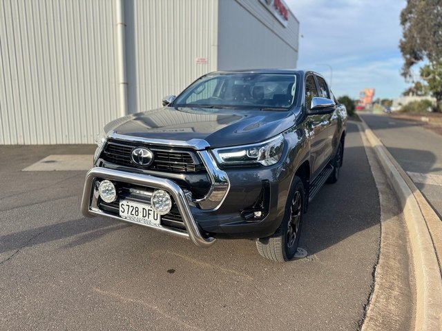 2022 TOYOTA HILUX SR5 + PREMIUM INTERIOR (4X4)