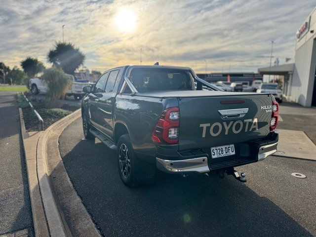 2022 TOYOTA HILUX SR5 + PREMIUM INTERIOR (4X4)