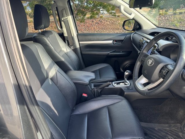 2022 TOYOTA HILUX SR5 + PREMIUM INTERIOR (4X4)