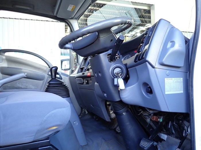 2014 ISUZU NLR 200 WHITE