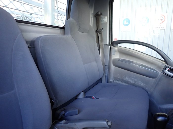 2014 ISUZU NLR 200 WHITE