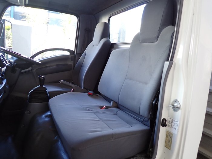 2014 ISUZU NLR 200 WHITE
