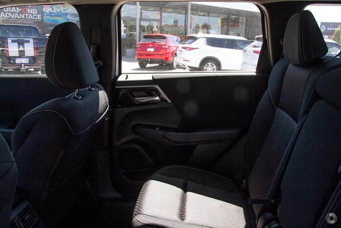 2025 Mitsubishi Outlander ES ZM MY24 White Diamond