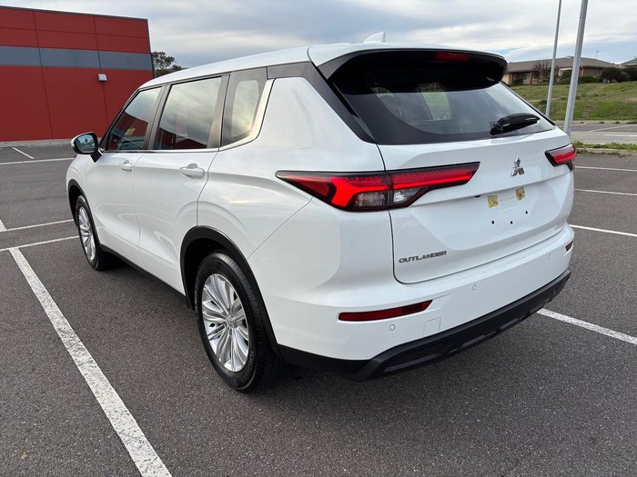 2023 Mitsubishi Outlander ES