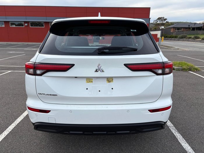 2023 Mitsubishi Outlander ES