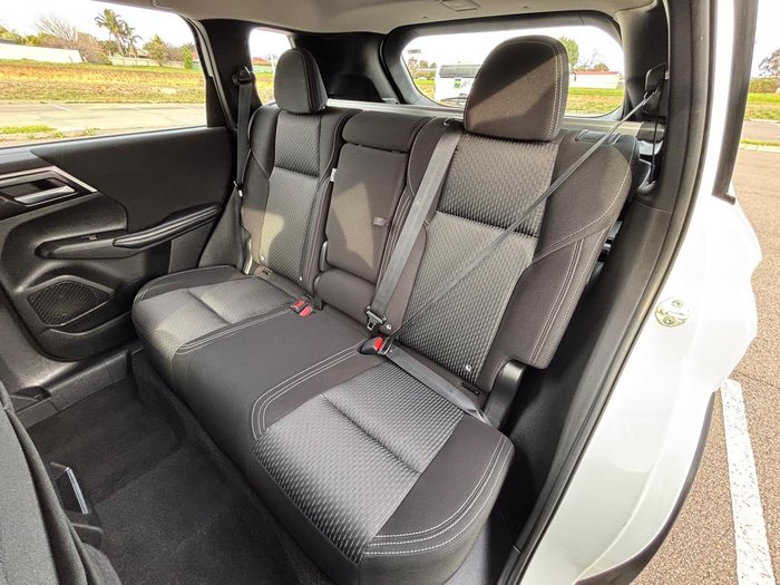 2023 Mitsubishi Outlander ES