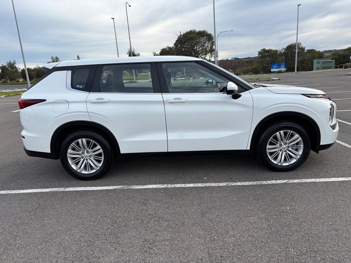 2023 Mitsubishi Outlander ES