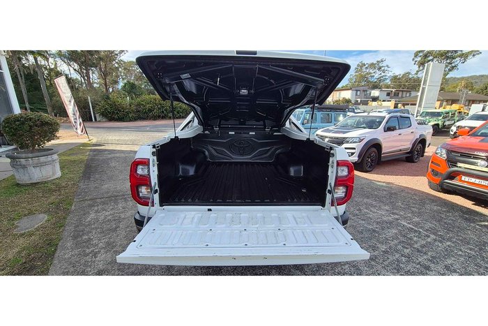 2022 Toyota Hilux SR5