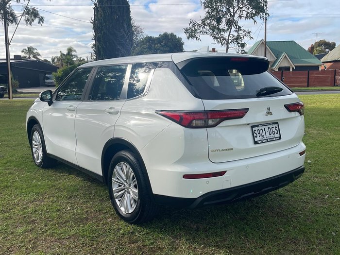 2023 Mitsubishi Outlander ES