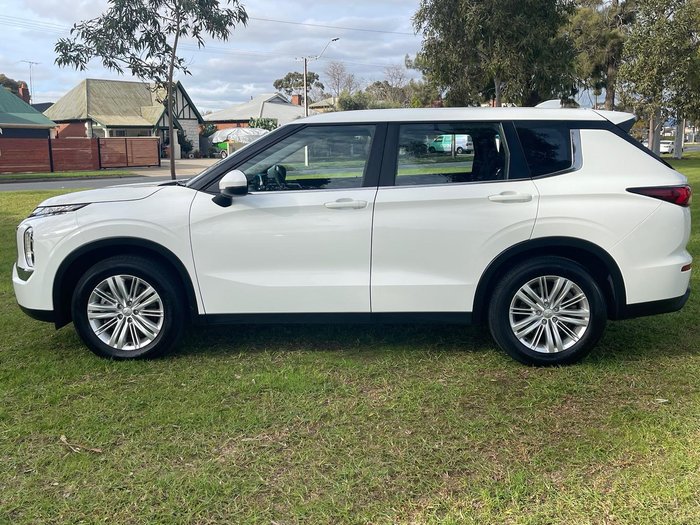 2023 Mitsubishi Outlander ES