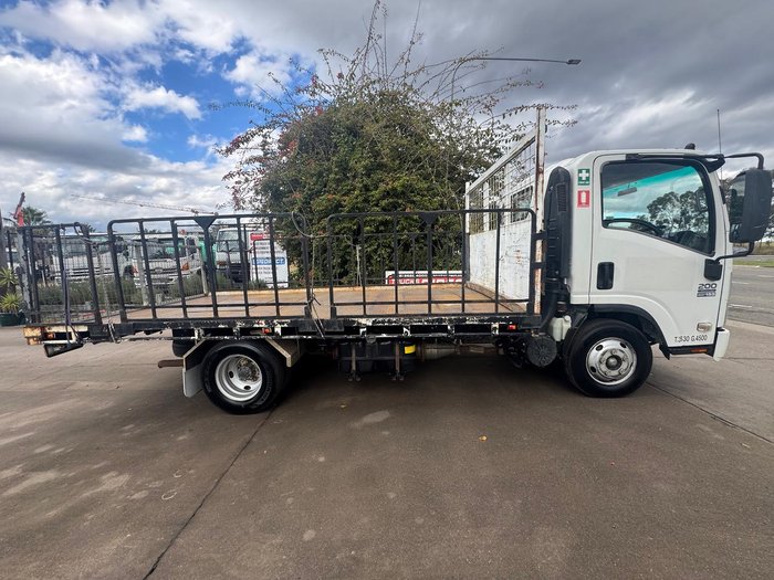 2011 Isuzu Npr NPR 200 WHITE
