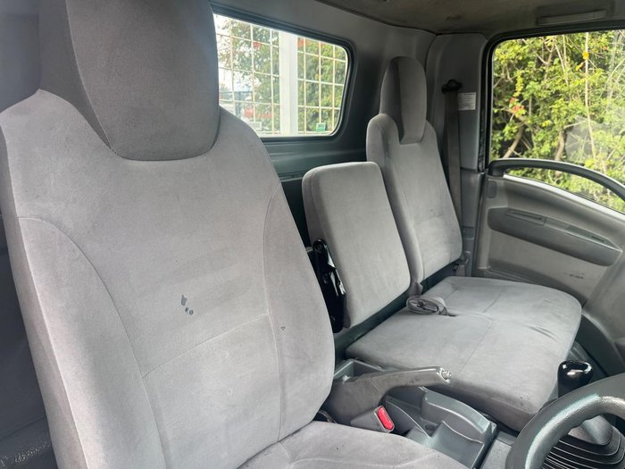 2011 Isuzu Npr NPR 200 WHITE