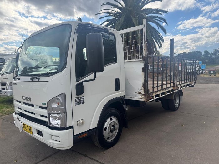 2011 Isuzu Npr NPR 200 WHITE