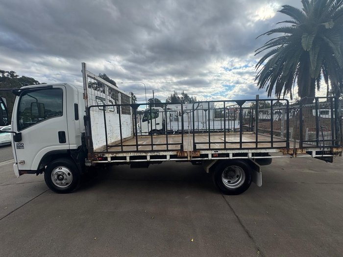 2011 Isuzu Npr NPR 200 WHITE