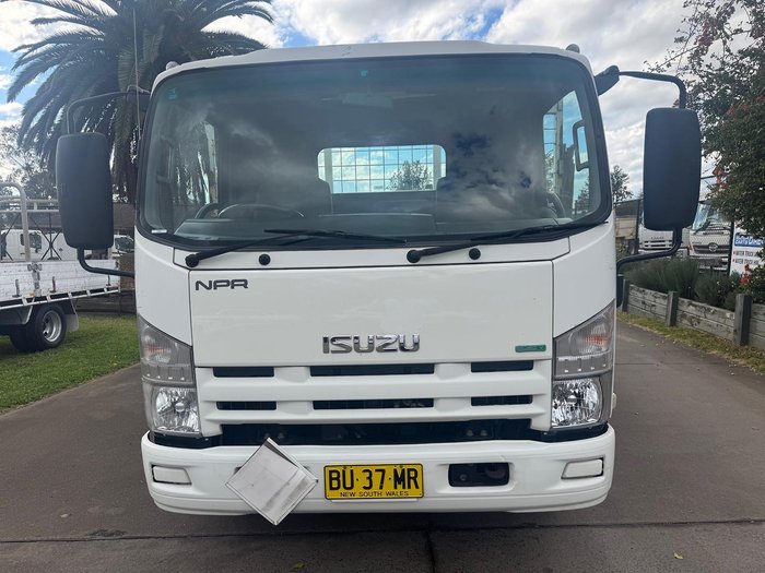 2011 Isuzu Npr NPR 200 WHITE