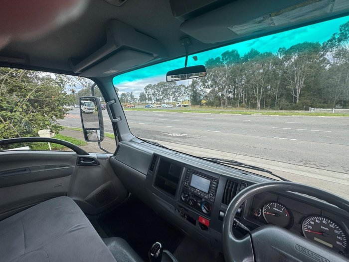 2011 Isuzu Npr NPR 200 WHITE