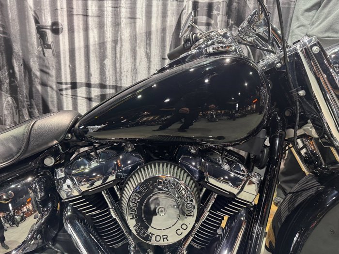 2020 Harley-davidson FLDE DELUXE (107) Vivid Black