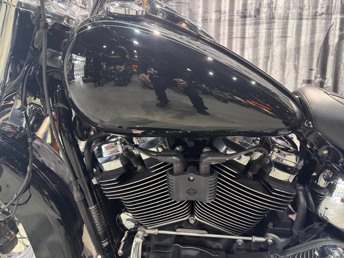 2020 Harley-davidson FLDE DELUXE (107) Vivid Black