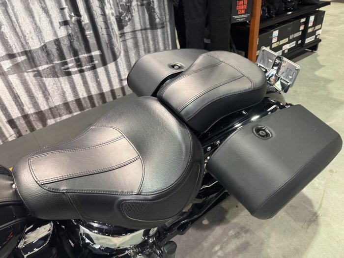 2020 Harley-davidson FLDE DELUXE (107) Vivid Black