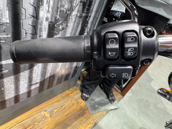 2020 Harley-davidson FLDE DELUXE (107) Vivid Black
