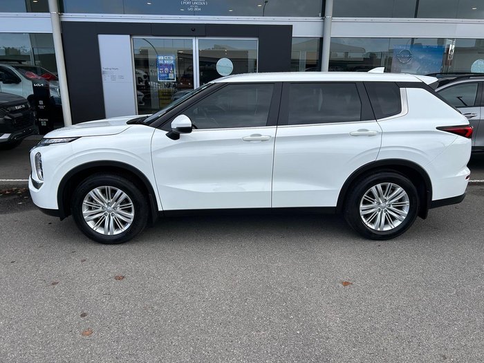 2024 Mitsubishi Outlander ES