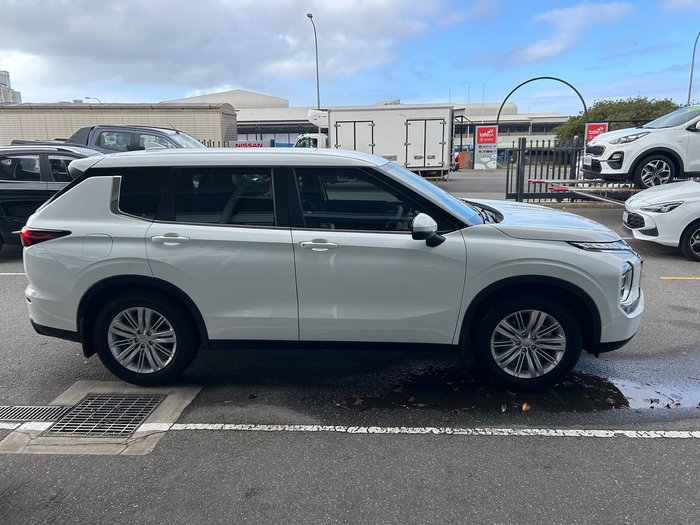 2024 Mitsubishi Outlander ES