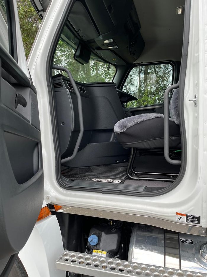 2023 Freightliner Cascadia 126 White