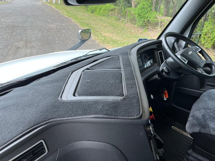 2023 Freightliner Cascadia 126 White