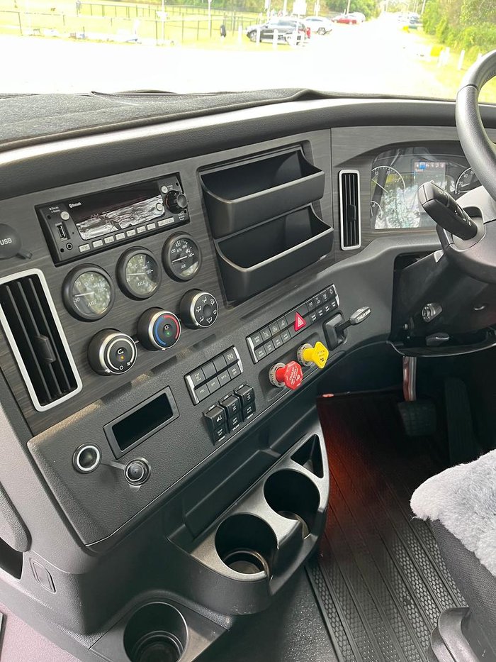 2023 Freightliner Cascadia 126 White